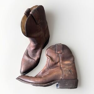 Frye - women's Billy short cowgirl western leather 77816  F973 Brown Color 7.5B